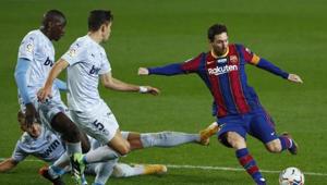 Barcelona's Lionel Messi, right, takes a shot at goal during the Spanish La Liga soccer match.(AP) Barcelona's Lionel Messi, right, takes a shot at goal during the Spanish La Liga soccer match.(AP)
