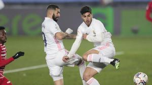 Real Madrid's Karim Benzema, center left, and Real Madrid's Marco Asensio both jump for a shot during the Spanish La Liga soccer match between Real Madrid and Granada at the Alfredo Di Stefano stadium in Madrid, Spain, Wednesday, Dec. 23, 2020.(AP) Real Madrid's Karim Benzema, center left, and Real Madrid's Marco Asensio both jump for a shot during the Spanish La Liga soccer match between Real Madrid and Granada at the Alfredo Di Stefano stadium in Madrid, Spain, Wednesday, Dec. 23, 2020.(AP)