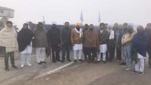Farmers gather at Thana toll plaza in Kurukshetra in Haryana and throw the toll gates open to all vehicles.(HT Photo) Farmers gather at Thana toll plaza in Kurukshetra in Haryana and throw the toll gates open to all vehicles.(HT Photo)