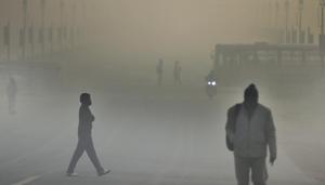 People out on a winter morning near India Gate at Rajpath in New Delhi.(Biplov Bhuyan/HT PHOTO) People out on a winter morning near India Gate at Rajpath in New Delhi.(Biplov Bhuyan/HT PHOTO)