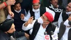 Samajwadi Party’s Kisan Ghera programme means to organise small farmer gatherings around bonfires.(ANI) Samajwadi Party’s Kisan Ghera programme means to organise small farmer gatherings around bonfires.(ANI)