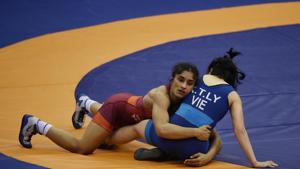 File photo of Indian wrestler Vinesh Phogat (in red) during a bout . (Photo by Vipin Kumar / Hindustan Times)(Vipin Kumar/HT PHOTO) File photo of Indian wrestler Vinesh Phogat (in red) during a bout . (Photo by Vipin Kumar / Hindustan Times)(Vipin Kumar/HT PHOTO)
