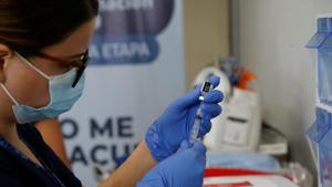 A nurse prepares a dose of the Pfizer-BioNtech Covid-19 vaccine.(Reuters) A nurse prepares a dose of the Pfizer-BioNtech Covid-19 vaccine.(Reuters)
