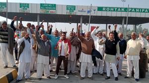 Farmers raising slogans at a toll plaza near Panipat in Haryana to protest the Centre’s new farm laws.(HT Photo)