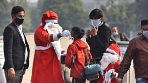 Volunteers dressed as Santa Claus distribute face mask during an awareness drive amid coronavirus outbreak, near Palika Market in Connaught Place in New Delhi.(Raj K Raj/HT PHOTO) Volunteers dressed as Santa Claus distribute face mask during an awareness drive amid coronavirus outbreak, near Palika Market in Connaught Place in New Delhi.(Raj K Raj/HT PHOTO)