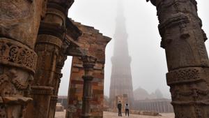 A view of Qutub Minar shrouded in a dense layer of fog, in New Delhi.(Sanchit Khanna/HT PHOTO) A view of Qutub Minar shrouded in a dense layer of fog, in New Delhi.(Sanchit Khanna/HT PHOTO)