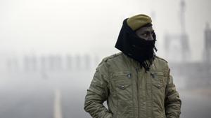 A police personnel seen on a foggy morning near India Gate in New Delhi, India.(Biplov Bhuyan/HT PHOTO) A police personnel seen on a foggy morning near India Gate in New Delhi, India.(Biplov Bhuyan/HT PHOTO)