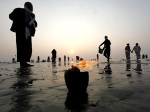Pilgrims gather on the banks of the Ganga at the Gangasagar, some 55km south of Kolkata.(REUTERS FILE) Pilgrims gather on the banks of the Ganga at the Gangasagar, some 55km south of Kolkata.(REUTERS FILE)