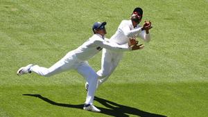 Shubman Gill (L) and Ravindra Jadeja attempted the catch.(Getty Images) Shubman Gill (L) and Ravindra Jadeja attempted the catch.(Getty Images)