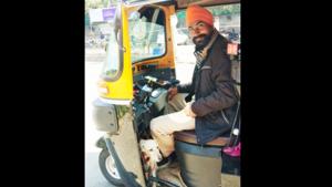 The image shows Harvinder Singh with Ronnie.(Facebook/@Manjiri Prabhu) The image shows Harvinder Singh with Ronnie.(Facebook/@Manjiri Prabhu)