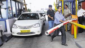 Farmers organisations had earlier decided to enforce free movement of vehicles at the toll plazas in the state for three days.(HT Photo) Farmers organisations had earlier decided to enforce free movement of vehicles at the toll plazas in the state for three days.(HT Photo)