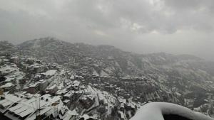 As per the latest weather updates, 6-7 inches of snow has been recorded in Kharapathar, Sungri and Khadrala. Kufri and Khidki experienced 4 inches of snow each, and Narkanda 2 inches. Rohru also received 1-2 inches of snow.(Deepak Sansta/HT Photo) As per the latest weather updates, 6-7 inches of snow has been recorded in Kharapathar, Sungri and Khadrala. Kufri and Khidki experienced 4 inches of snow each, and Narkanda 2 inches. Rohru also received 1-2 inches of snow.(Deepak Sansta/HT Photo)