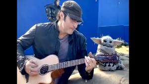 The image shows director Robert Rodriguez playing the guitar as Baby Yoda sits beside him.(Twitter/@Rodriguez) The image shows director Robert Rodriguez playing the guitar as Baby Yoda sits beside him.(Twitter/@Rodriguez)
