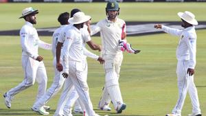 Faf du Plessis is congratulated by Sri Lanka’s cricketers as he is dismissed for 199.(Getty Images) Faf du Plessis is congratulated by Sri Lanka’s cricketers as he is dismissed for 199.(Getty Images)