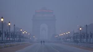 A view of India Gate engulfed in smog, in New Delhi on Sunday.(Sanjeev Verma/HT Photo)