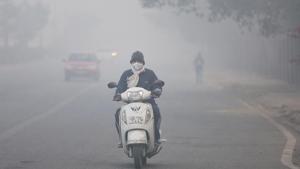 A motorist out on a cold and foggy morning in New Delhi.(Sanchit Khanna/HT file photo) A motorist out on a cold and foggy morning in New Delhi.(Sanchit Khanna/HT file photo)