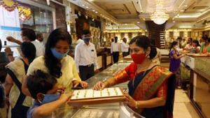 People buy gold from a jewellery store on the occasion of Dussehra at Ranka shop Satara Road in Pune.(HT photo) People buy gold from a jewellery store on the occasion of Dussehra at Ranka shop Satara Road in Pune.(HT photo)
