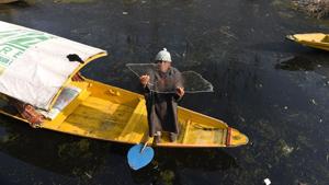 File photo: A Kashmiri boatman shows a piece of frozen ice in the interiors of Dal Lake in Srinagar.(Waseem Andrabi/ Hindustan Times) File photo: A Kashmiri boatman shows a piece of frozen ice in the interiors of Dal Lake in Srinagar.(Waseem Andrabi/ Hindustan Times)