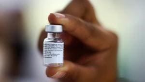 SII, which is manufacturing and testing the Oxford-AstraZeneca coronavirus vaccine in India, last week had submitted additional data to the national drugs regulator that it had sought for its EUA application in its last meeting on December 9.(REUTERS) SII, which is manufacturing and testing the Oxford-AstraZeneca coronavirus vaccine in India, last week had submitted additional data to the national drugs regulator that it had sought for its EUA application in its last meeting on December 9.(REUTERS)