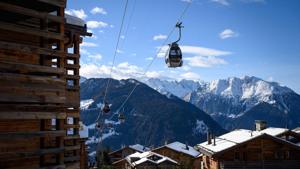 A picture taken on December 22, 2020, shows a gondola lift in the Swiss Alpine resort of Verbier, well known by british ski holiday makers, amid the Covid-19 (novel coronavirus) pandemic. (Photo by Fabrice COFFRINI / AFP)(AFP) A picture taken on December 22, 2020, shows a gondola lift in the Swiss Alpine resort of Verbier, well known by british ski holiday makers, amid the Covid-19 (novel coronavirus) pandemic. (Photo by Fabrice COFFRINI / AFP)(AFP)