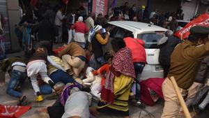 The farmers lathicharged by the police in Patna. (HT Photo) The farmers lathicharged by the police in Patna. (HT Photo)