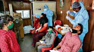 Health workers collect samples for Covid-19 testing in Thane on Monday.(HT photo) Health workers collect samples for Covid-19 testing in Thane on Monday.(HT photo)