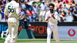 India's Ravi Jadeja (R) celebrates dismissing Australia's Mitchell Starc in the Melbourne Test.(AFP) India's Ravi Jadeja (R) celebrates dismissing Australia's Mitchell Starc in the Melbourne Test.(AFP)