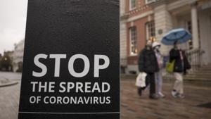 A coronavirus warning sign in Covent Garden in London, UK.(Bloomberg) A coronavirus warning sign in Covent Garden in London, UK.(Bloomberg)