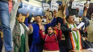 AAP and BJP councillors shout slogans during a protest inside the East MCD House in New Delhi.(PTI) AAP and BJP councillors shout slogans during a protest inside the East MCD House in New Delhi.(PTI)