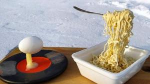 The image shows a frozen bowl of noodles and a frozen egg.(Twitter/@olegsvn) The image shows a frozen bowl of noodles and a frozen egg.(Twitter/@olegsvn)