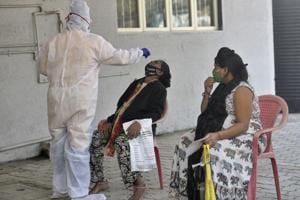 Healthcare workers conduct Covid-19 screening and swab test at Goregaon.(Satyabrata Tripathy/HT Photo) Healthcare workers conduct Covid-19 screening and swab test at Goregaon.(Satyabrata Tripathy/HT Photo)