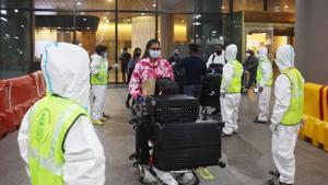 Passengers wearing protective face masks leave upon arrival at Chhatrapati Shivaji Maharaj International Airport after India cancelled all flights from the UK over fears of a new strain of the coronavirus disease (COVID-19), in Mumbai, India, December 22, 2020. REUTERS/Francis Mascarenhas Passengers wearing protective face masks leave upon arrival at Chhatrapati Shivaji Maharaj International Airport after India cancelled all flights from the UK over fears of a new strain of the coronavirus disease (COVID-19), in Mumbai, India, December 22, 2020. REUTERS/Francis Mascarenhas