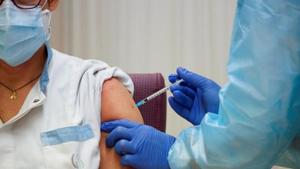 The JCVI said that the protection is obtained around two weeks after receiving the first dose of AstraZeneca’s Covid-19 vaccine.(REUTERS) The JCVI said that the protection is obtained around two weeks after receiving the first dose of AstraZeneca’s Covid-19 vaccine.(REUTERS)