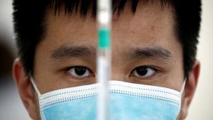 FILE PHOTO: A man works in a laboratory of Chinese vaccine maker Sinovac Biotech, developing an experimental coronavirus disease (COVID-19) vaccine, during a government-organized media tour in Beijing, China, Sept. 24, 2020. REUTERS/Thomas Peter/File Photo FILE PHOTO: A man works in a laboratory of Chinese vaccine maker Sinovac Biotech, developing an experimental coronavirus disease (COVID-19) vaccine, during a government-organized media tour in Beijing, China, Sept. 24, 2020. REUTERS/Thomas Peter/File Photo
