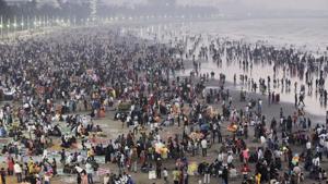 A large gathering of people at Juhu Beach amid the Covid-19 pandemic in Mumbai on December 27. According to the Union health ministry, India recorded 20,549 coronavirus (Covid-19) cases and 286 related deaths between December 29 and 30 which pushed the overall tally and death toll to 10,224,852 and 148,439 respectively. (Satyabrata Tripathy / HT Photo) A large gathering of people at Juhu Beach amid the Covid-19 pandemic in Mumbai on December 27. According to the Union health ministry, India recorded 20,549 coronavirus (Covid-19) cases and 286 related deaths between December 29 and 30 which pushed the overall tally and death toll to 10,224,852 and 148,439 respectively. (Satyabrata Tripathy / HT Photo)