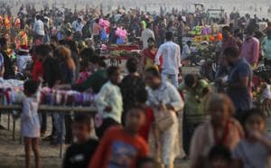 People crowd at a Juhu beach in Mumbai, India, Saturday, Dec. 26, 2020. The Maharashtra government on Wednesday extended Covid-19 lockdown restrictions in the state till January 31, 2021.(AP) People crowd at a Juhu beach in Mumbai, India, Saturday, Dec. 26, 2020. The Maharashtra government on Wednesday extended Covid-19 lockdown restrictions in the state till January 31, 2021.(AP)