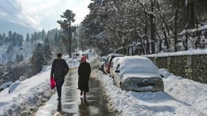 People walk down a road after fresh snowfall at Tangmarg in Baramulla District of north Kashmir, Tuesday, Dec. 29, 2020. The fresh snowfall in parts of Jammu and Kashmir has led to the closure of Srinagar-Jammu National Highway.(PTI) People walk down a road after fresh snowfall at Tangmarg in Baramulla District of north Kashmir, Tuesday, Dec. 29, 2020. The fresh snowfall in parts of Jammu and Kashmir has led to the closure of Srinagar-Jammu National Highway.(PTI)