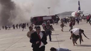 People run after an explosion at the airport in Aden, Yemen, shortly after a plane carrying the newly formed Cabinet landed on Wednesday.(AP) People run after an explosion at the airport in Aden, Yemen, shortly after a plane carrying the newly formed Cabinet landed on Wednesday.(AP)