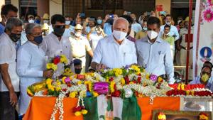 Karnataka Chief Minister B. S. Yediyurappa pays his last respects to Deputy Chairman of the Legislative Council S L Dharmegowda near Chikmagakur.(PTI) Karnataka Chief Minister B. S. Yediyurappa pays his last respects to Deputy Chairman of the Legislative Council S L Dharmegowda near Chikmagakur.(PTI)