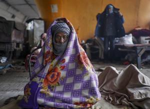 A man covers himself with a blanket during a cold winter morning, in New Delhi.(PTI) A man covers himself with a blanket during a cold winter morning, in New Delhi.(PTI)