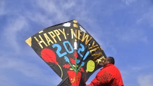 Kite maker Jagmohan Kanojia flies his kite on New Year’s Eve, in Amritsar, Punjab.(Sameer Sehgal/Hindustan Times) Kite maker Jagmohan Kanojia flies his kite on New Year’s Eve, in Amritsar, Punjab.(Sameer Sehgal/Hindustan Times)