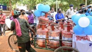 In Kolkata, LPG cylinder price has been increased by Rs 22.50 to Rs 1,410 from 1,387.50. In Mumbai, it has become costlier by Rs 17, from 1,280.50 to Rs 1,297.50.(HT Photo) In Kolkata, LPG cylinder price has been increased by Rs 22.50 to Rs 1,410 from 1,387.50. In Mumbai, it has become costlier by Rs 17, from 1,280.50 to Rs 1,297.50.(HT Photo)