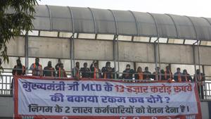 Bhartiya Janta Party activists demonstrating against Delhi Government over alleged non-payment of funds to MCD, at ITO in New Delhi, India.(Sanchit Khanna/HT PHOTO) Bhartiya Janta Party activists demonstrating against Delhi Government over alleged non-payment of funds to MCD, at ITO in New Delhi, India.(Sanchit Khanna/HT PHOTO)