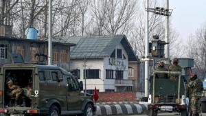 Army personnel surround the house where militants were hiding during an encounter at Lawaypora on the outskirts of Srinagar.(PTI Photo) Army personnel surround the house where militants were hiding during an encounter at Lawaypora on the outskirts of Srinagar.(PTI Photo)