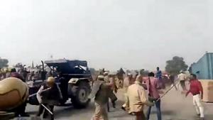 Police personnel lathi charge on farmers as they break through police barricades to enter Haryana via Rajasthan-Haryana Border in Shahjahanpur on Thursday.(ANI) Police personnel lathi charge on farmers as they break through police barricades to enter Haryana via Rajasthan-Haryana Border in Shahjahanpur on Thursday.(ANI)