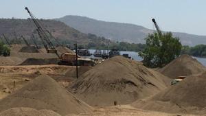 Illegal sand mining menace has been a big worry for Rajasthan.(Hindustan Times Photo) Illegal sand mining menace has been a big worry for Rajasthan.(Hindustan Times Photo)