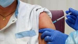 Balafia nursing home worker Sogues Sole, 51, receives an injection with a dose of the Pfizer-BioNTech Covid-19 vaccine, as the coronavirus disease (Covid-19) outbreak continues, in Lleida, Spain, December 27, 2020. REUTERS/Albert Gea(REUTERS) Balafia nursing home worker Sogues Sole, 51, receives an injection with a dose of the Pfizer-BioNTech Covid-19 vaccine, as the coronavirus disease (Covid-19) outbreak continues, in Lleida, Spain, December 27, 2020. REUTERS/Albert Gea(REUTERS)