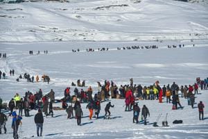 Officials said the dry weather brought disappointment to hundreds of tourists at the famous ski-resort of Gulmarg who had hopes of welcoming the New Year amid snowfall.(PTI) Officials said the dry weather brought disappointment to hundreds of tourists at the famous ski-resort of Gulmarg who had hopes of welcoming the New Year amid snowfall.(PTI)