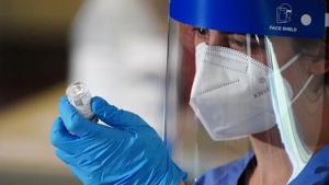 A nurse prepares a syringe with the Covid-19 vaccine, New York, US, December 23, 2020(REUTERS) A nurse prepares a syringe with the Covid-19 vaccine, New York, US, December 23, 2020(REUTERS)