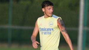 Mesut Ozil of Arsenal looks on(Getty Images) Mesut Ozil of Arsenal looks on(Getty Images)
